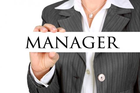 Eine Frau mit einem Manager-Schild in der Hand 