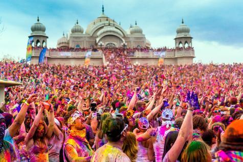Viele Menschen feiern beim Holi Festival