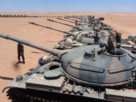Eine Reihe Panzer in der W&uuml;ste der Westsahara