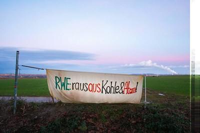Ein Protestbanner gegen RWE in Lützerath