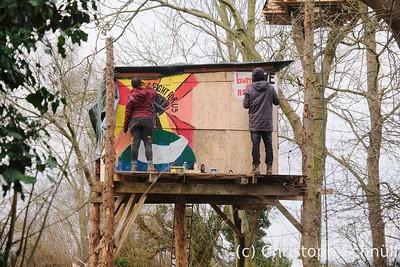 Zwei Aktvisten auf einem Baumhaus in Lützerath