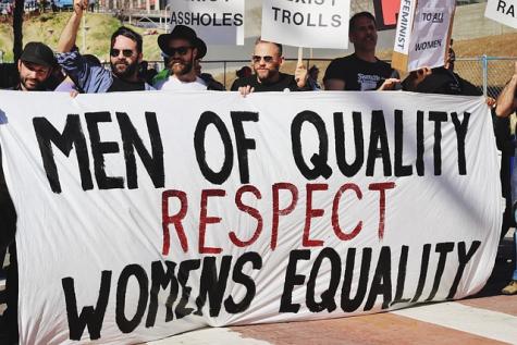 Eine Gruppe M&auml;nner auf einer feministischen Demo