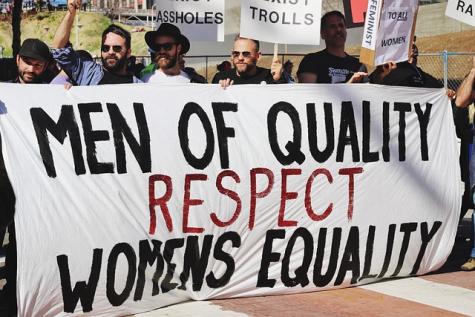 Eine Gruppe Männer auf einer feministischen Demo