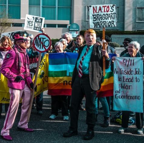 Menschen die gegen das Militärbündnis der NATO protestieren.