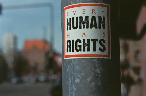 Ein Sticker auf einer Laterne mit der Aufschrift "Human Rights"