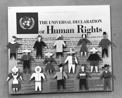 Eine Zeitung mit der Aufschrift "Menschenrechte"
