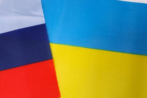 Die Flaggen der Ukraine und Russland 