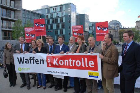 Eine Anti-Waffen-Demo in Berlin mit Bannern