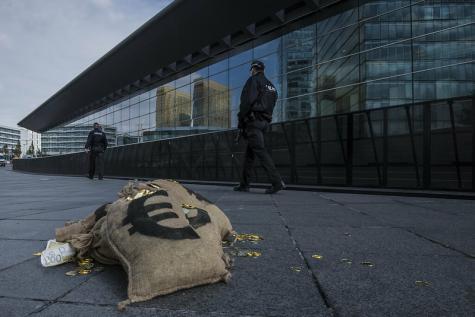 Eine Demo gegen Steuerhinterziehung in Form eines Geldsacks auf der Stra&szlig;e