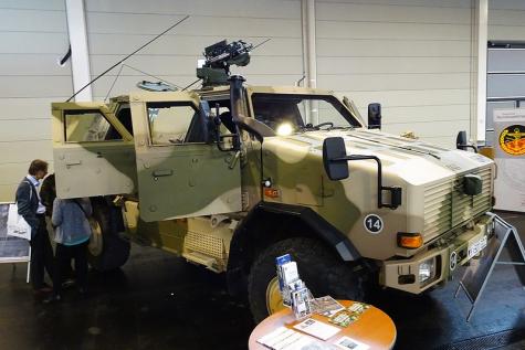 Ein Milit&auml;rfahrzeug auf einer Messe