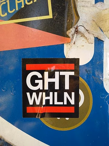 Ein Aufkleber mit dem Aufdruck GHT WHLN