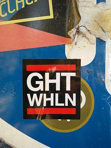 Ein Aufkleber mit dem Aufdruck GHT WHLN