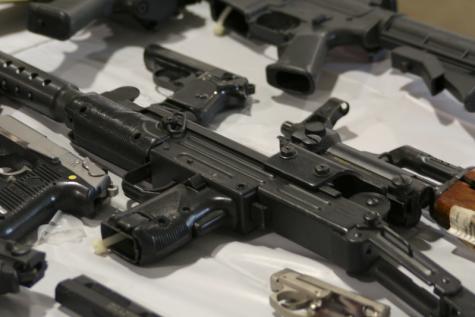 Mehrere Waffen aufgebahrt auf einem Tisch