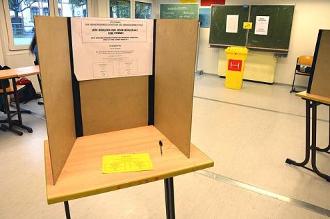 Eine Wahlkabine während einer Wahl