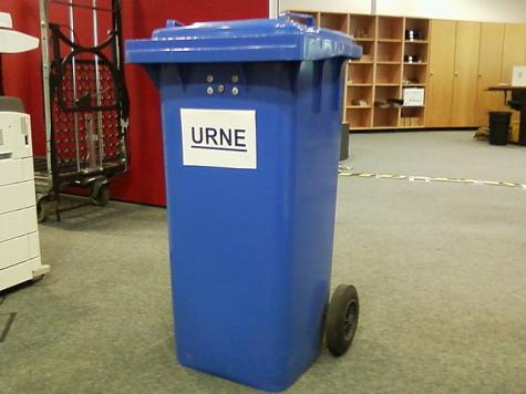 EIne Wahlurne in einem Wahllokal