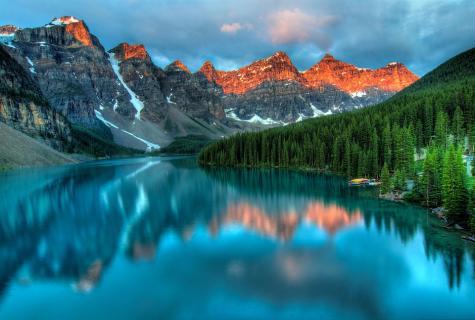 Bergsee mit Bergin im Hintergrund
