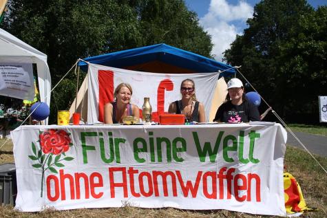 Ein Info-Stand zu Anti-Atomwaffen in B&uuml;chel 