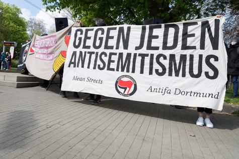 Ein Spruchband gegen Antisemitismus auf einer Demo