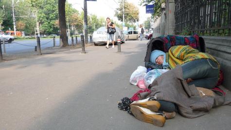 Eine Person, die auf der Straße schläft