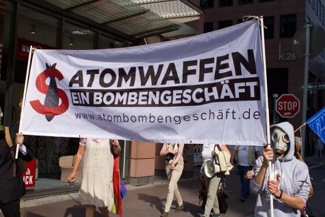 Eine Demo gegen den Einsatz von Atomwaffen in der Bundeswehr in Deutschland.
