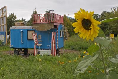 Ein Bauwagen, der auf einer Wiese steht