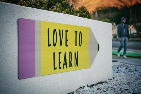 Ein Schild mit der AUfschrift "Love to learn"