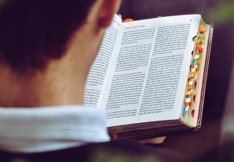 Lesen eines religiösen Buches
