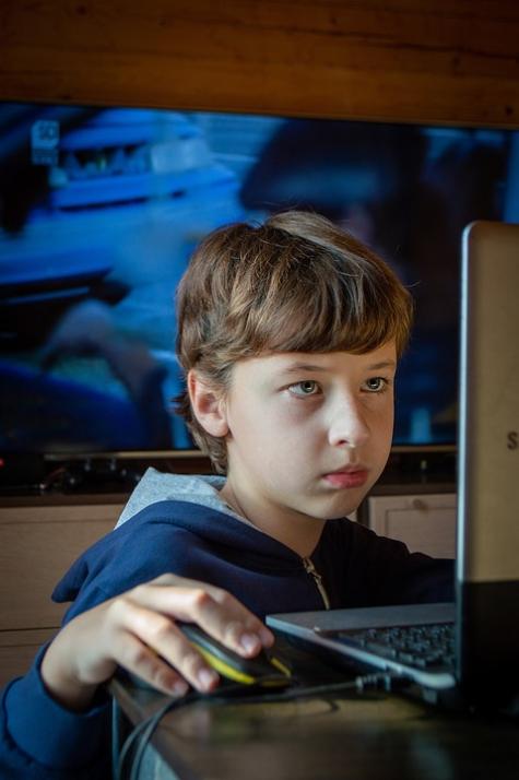 Junge vor Computer