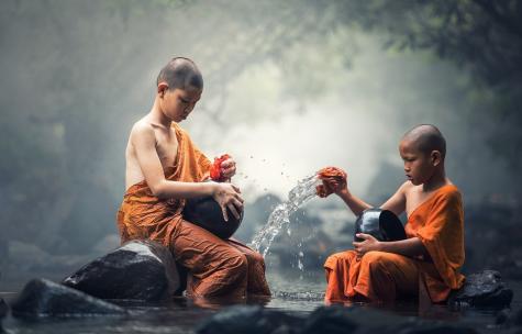 junge Mönche im Wasser