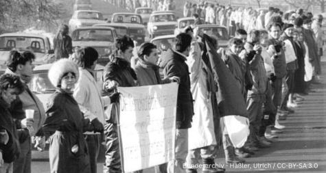 Eine Menschenkette: Praxis-Beispiel für die Umsetzung gewaltfreien Widerstands.