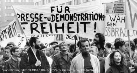 Beispiel des gewaltlosen Widerstandes: Massendemonstration f&uuml;r die Wiedervereinigung in Deutschland. 