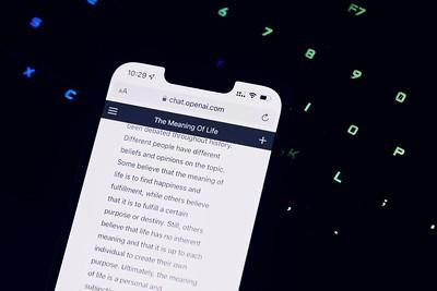 Ein Handy mit der App ChatGPT