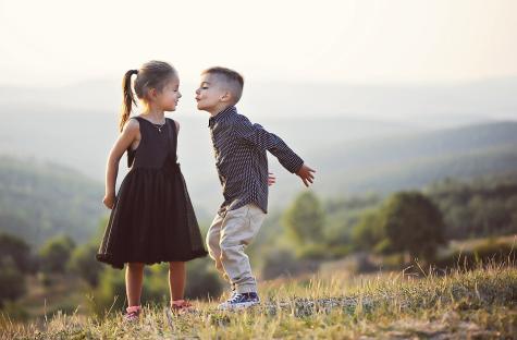 Junge und M&auml;dchen in Natur