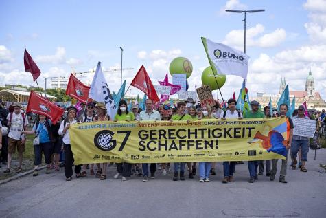 Eine Demoe gegen soziale Ungerechtigkeit und das Handeln der G7