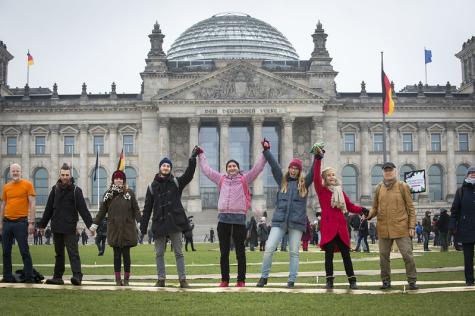 Eine Gruppe Menschen vor dem deutschen Bundestag