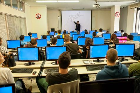 Eine Schulklasse in einem Computer-Raum