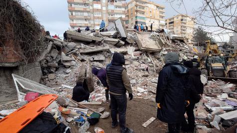 Menschen vor einem zerstörten Haus im türkischen Diyarbakır