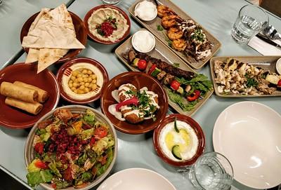 Eine Tafel mit verschiedenen Gerichten