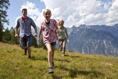 Eine Familie auf einem Wanderausflug
