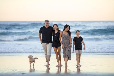 Familie mit Hund am Meer