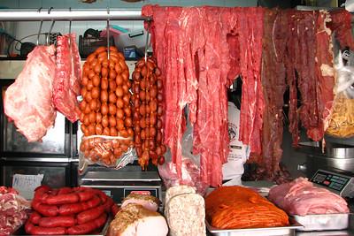 Eine Fleischerei mit großen Mengen an Fleischauswahl