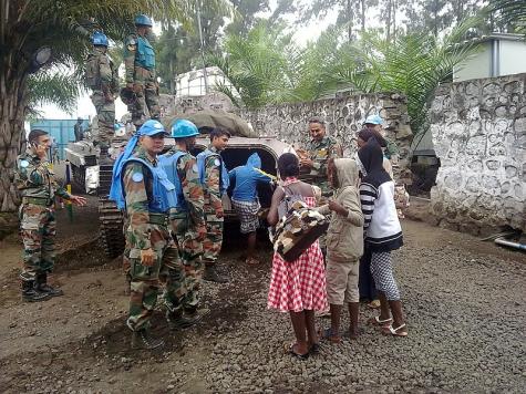 Friedenstruppen mit Zivilisten im Kongo
