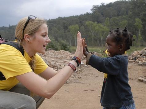 Eine Freiwillige bei einem FSJ im Ausland mit einem Kind
