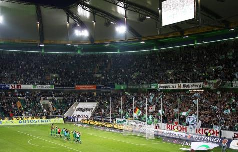 Fans feiern eine Mannschaft in einem Fu&szlig;ballstadion an