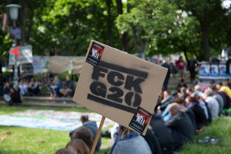 Ein Schild mit der Aufschrift Fck G20 auf einer Demo in Hamburg