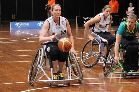 Drei Frauen, die Basketball im Rollstuhl spielen