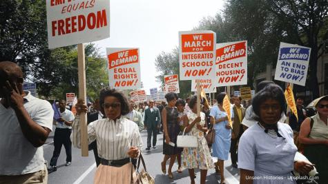 Gewaltfreiheit in Aktion am Beispiel von einer Protestbewegung der schwarzen Bevölkerung in Amerika, die in den 1960er Jahren für ihre Menschenrechte kämpfte. Martin Luther King war eine maßgebliche Figur für diese Entwicklung.