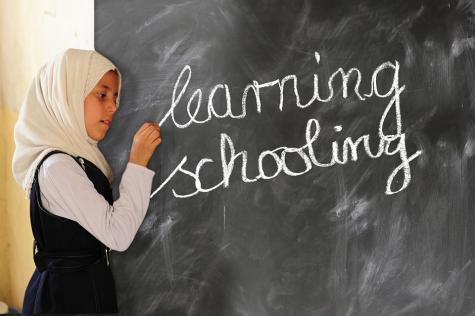 M&auml;dchen mit Kopftuch an Tafel