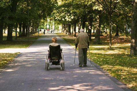 Zwei alte Menschen auf einem Waldweg
