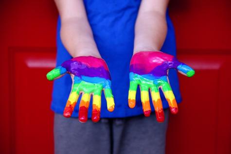 Hand mit Regenbogenfarbe